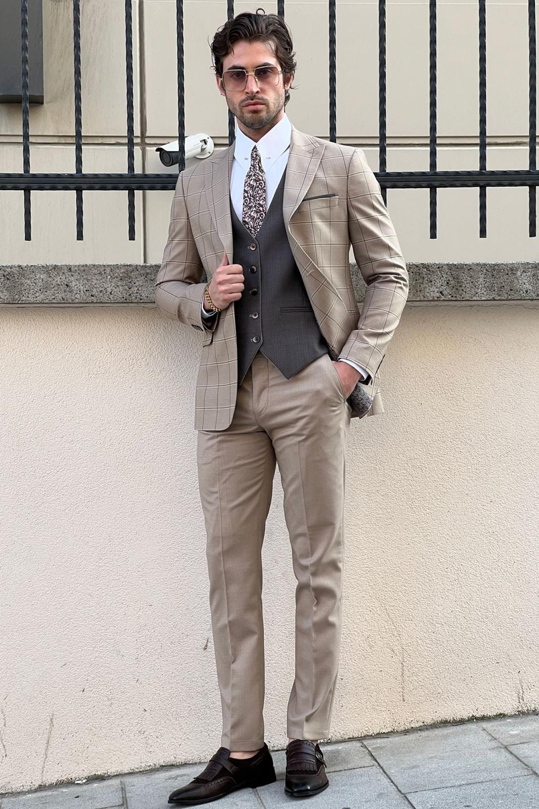 Slim-Fit Pointed Collar Plaid Beige Wool combination suit