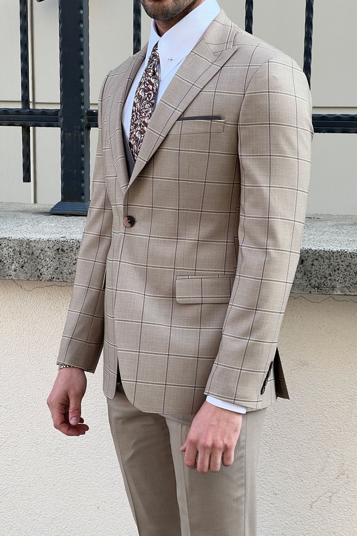 Slim-Fit Pointed Collar Plaid Beige Wool combination suit